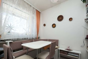 Jídelní kout - Prodej bytu 3+1 v osobním vlastnictví 79 m², Praha 8 - Kobylisy
