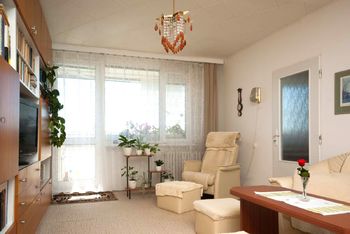 Obývací pokoj - Prodej bytu 3+1 v osobním vlastnictví 79 m², Praha 8 - Kobylisy 