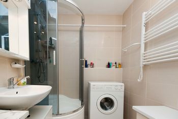Koupelna - Prodej bytu 3+1 v osobním vlastnictví 79 m², Praha 8 - Kobylisy