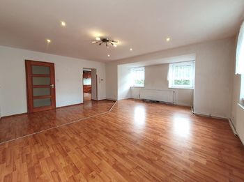 obývací pokoj - Prodej bytu 3+1 v osobním vlastnictví 102 m², Chrastava