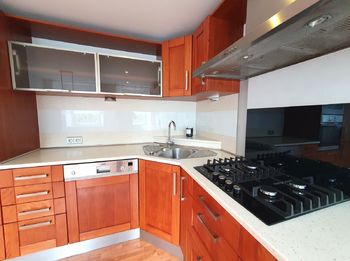 kuchyňská linka - Prodej bytu 3+1 v osobním vlastnictví 102 m², Chrastava