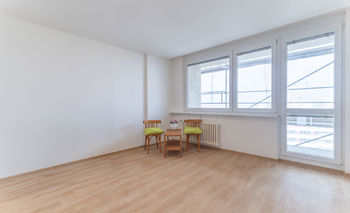 Obývací pokoj s rekonstruovanouodžií - Pronájem bytu 3+1 v osobním vlastnictví, Praha 5 - Hlubočepy