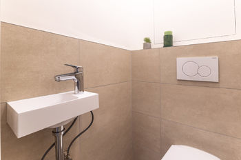Samostatná toaleta s umyvadlem - Pronájem bytu 3+1 v osobním vlastnictví, Praha 5 - Hlubočepy