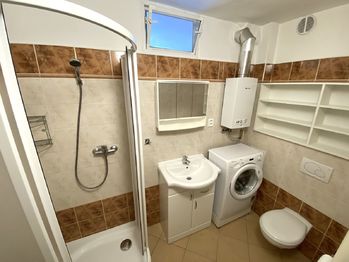 koupelna - Pronájem bytu 1+1 v osobním vlastnictví 38 m², Plzeň