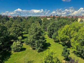 výhled z okna - Pronájem pozemku 2222 m², Praha 10 - Strašnice