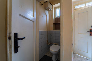 WC v obytné části domu - Prodej domu 107 m², Žiželice