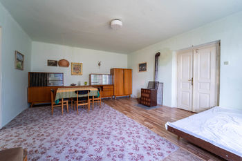 Průchozí pokoj v obytné části domu - Prodej domu 107 m², Žiželice