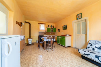 Kuchyně s jídelní částí v obytné části domu - Prodej domu 107 m², Žiželice