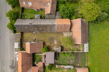 Letecký pohled na dům a pozemek - Prodej domu 107 m², Žiželice 