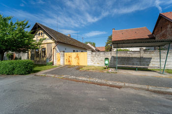Pohled na nemovitost z ulice (v popředí autobusová zastávka) - Prodej domu 107 m², Žiželice