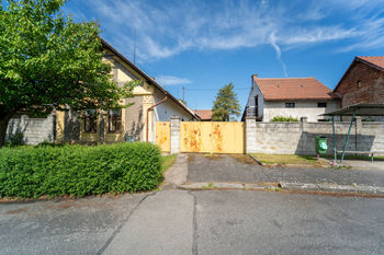Pohled na nemovitost z ulice (v popředí autobusová zastávka) - Prodej domu 107 m², Žiželice