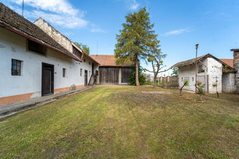 Pohled na nádvoří, dům a stodolu - Prodej domu 107 m², Žiželice