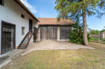 Pohled na vstup do sýpky a stodolu v zadní části pozemku - Prodej domu 107 m², Žiželice