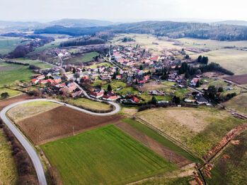 Prodej pozemku 2600 m², Dolní Hbity