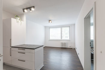 Obývací pokoj s kuchyňským koutem - Pronájem bytu 2+kk v osobním vlastnictví 41 m², Praha 4 - Modřany