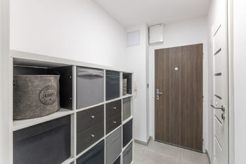 Vstupní chodba - Pronájem bytu 2+kk v osobním vlastnictví 41 m², Praha 4 - Modřany
