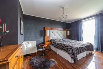 master bedroom s privátní koupelnou 1.NP - Prodej domu 295 m², Mistřice