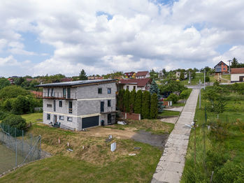 příjezdová cesta k domu - čeká se na novou asfaltovou  - Prodej domu 295 m², Mistřice