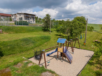 dětské hřiště a relaxační zóna v obecním sadu hned vedle domu - Prodej domu 295 m², Mistřice