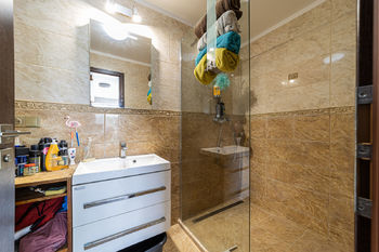 koupelna bytu v přízemí - Prodej domu 295 m², Mistřice