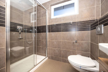 Koupelna se sprchovým koutem a toaletou - Prodej domu 58 m², Zdíkov