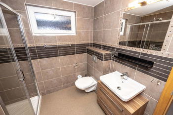 Koupelna se sprchovým koutem a toaletou - Prodej domu 58 m², Zdíkov