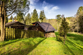 Chata pohled zezadu a pozemek - Prodej domu 58 m², Zdíkov