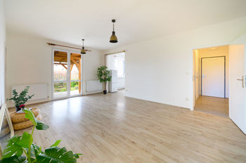 Byt 3+kk, Hostouň - z obýváku je výstup do zahrady - Prodej bytu 3+kk v osobním vlastnictví 63 m², Hostouň