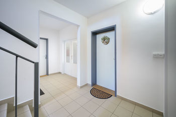 Byt 3+kk, Hostouň - společné prostory jsou dobře udržované. Vstup do bytu. - Prodej bytu 3+kk v osobním vlastnictví 63 m², Hostouň