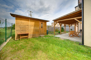 Byt 3+kk, Hostouň - k dispozici je i prostorný zahradní domek s okny - Prodej bytu 3+kk v osobním vlastnictví 63 m², Hostouň