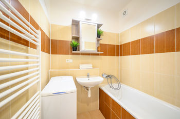 Byt 3+kk, Hostouň - koupelna s vanou a místem pro pračku - Prodej bytu 3+kk v osobním vlastnictví 63 m², Hostouň