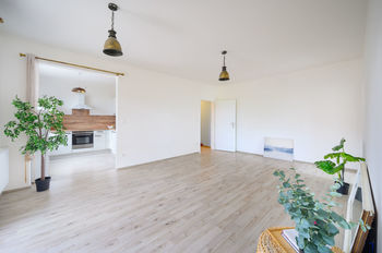 Byt 3+kk, Hostouň - obývák propojený s kuchyní - Prodej bytu 3+kk v osobním vlastnictví 63 m², Hostouň