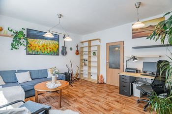 Obývací pokoj. - Prodej bytu 3+1 v osobním vlastnictví 76 m², Česká Lípa 