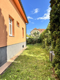 Malá zahrádka vedle domu - Prodej domu 160 m², Praha 5 - Zličín