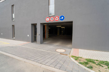 Vjezd k parkovacím stáním v druhém podzemním podlaží - Pronájem garážového stání 22 m², Kolín