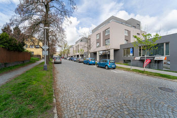 Pohled na bytový dům v ulici 5. května v Kolíně - Pronájem garážového stání 22 m², Kolín