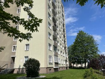 Pohled na dům - Prodej bytu 3+1 v osobním vlastnictví 68 m², Karlovy Vary