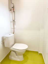 Samostatná toaleta.  - Pronájem bytu 2+kk v osobním vlastnictví 34 m², Kostelec nad Labem