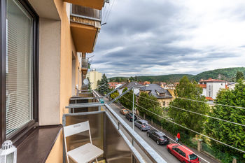 Balkon se vstupem z ložnice - Prodej bytu 2+1 v družstevním vlastnictví 52 m², Praha 5 - Zbraslav