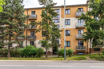 Pohled na dům - Prodej bytu 2+1 v družstevním vlastnictví 52 m², Praha 5 - Zbraslav