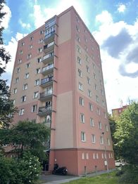 Pohled na budovu - Prodej bytu 3+1 v osobním vlastnictví 63 m², Karlovy Vary 