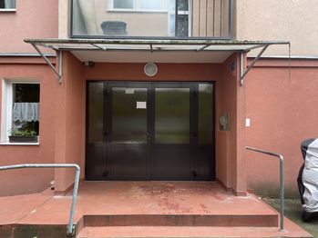 Vstup do budovy - Prodej bytu 3+1 v osobním vlastnictví 63 m², Karlovy Vary