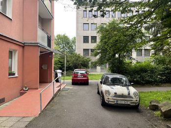 Přístup k budově - Prodej bytu 3+1 v osobním vlastnictví 63 m², Karlovy Vary