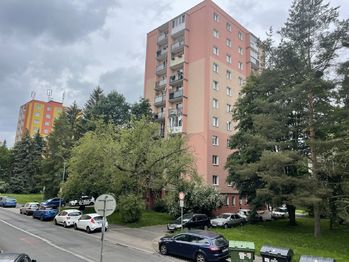 Okolí budovy - Prodej bytu 3+1 v osobním vlastnictví 63 m², Karlovy Vary