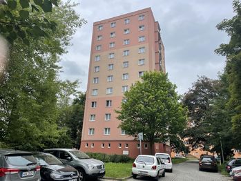 Okolí budovy - Prodej bytu 3+1 v osobním vlastnictví 63 m², Karlovy Vary