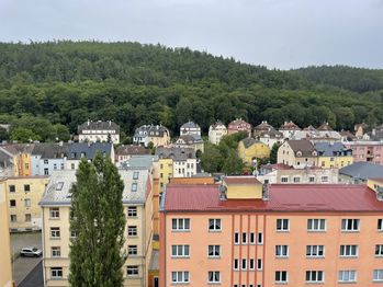 Výhled z bytu - Prodej bytu 3+1 v osobním vlastnictví 63 m², Karlovy Vary