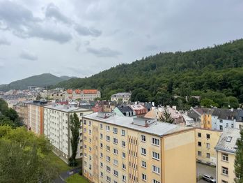 Výhled z bytu - Prodej bytu 3+1 v osobním vlastnictví 63 m², Karlovy Vary