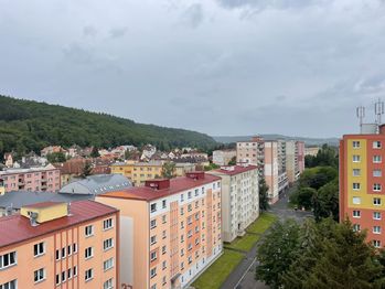 Výhled z bytu - Prodej bytu 3+1 v osobním vlastnictví 63 m², Karlovy Vary