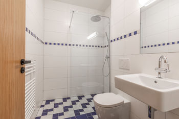 Koupelna - Pronájem bytu 2+kk v osobním vlastnictví 43 m², Praha 8 - Karlín
