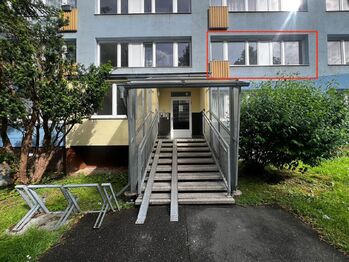 Vchod do domu - oznaćení bytu - Prodej bytu 3+1 v osobním vlastnictví 68 m², Kolín